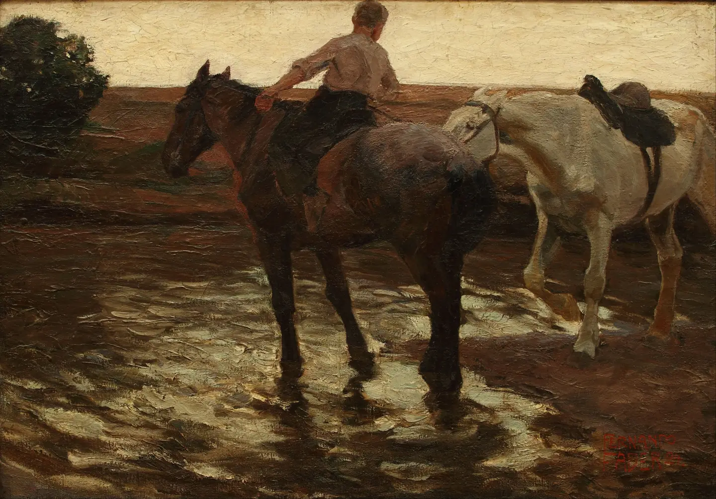 Un muchacho a caballo y un caballo blanco ensillado, a contraluz sobre el agua